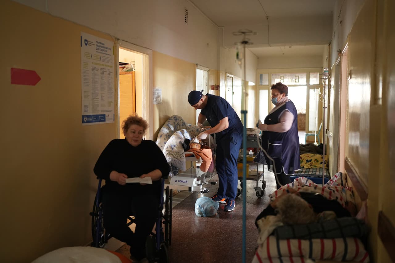 Un trabajador médico atiende a un hombre herido por bombardeos en un hospital en Mariupol, Ucrania. 
<br>
<br>Con los bombardeos rusos, los civiles que buscaban salir de Mariupol quedaron atrapados, sin corredor humanitario. Se calcula que en poco más de una semana, 
<a href="https://www.univision.com/noticias/mundo/refugiados-ucranianos-invasion-rusia-ucrania-onu-acnur-fotos">1.4 millones de personas huyeron de Ucrania hacia países vecinos.</a>