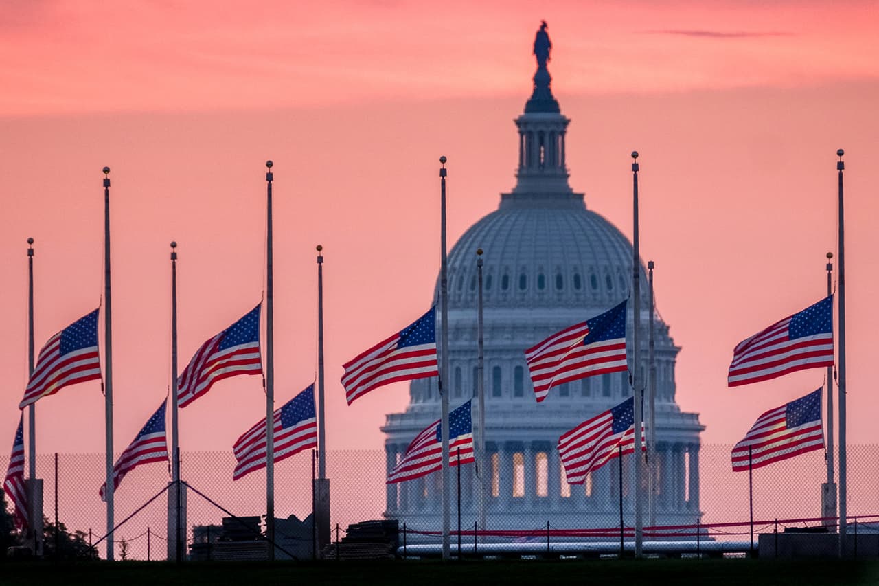 En el Capitolio de EEUU en Washington DC las banderas se han mantenido a media asta para honrar a McCain, quien trabajó en estas oficinas durante 31 años.