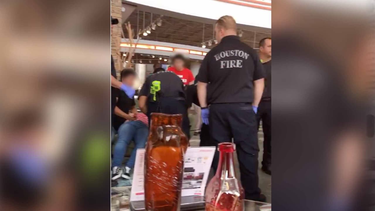 El hombre no ha sido identificado, pero las autoridades están analizando los videos de las cámaras de vigilancia.