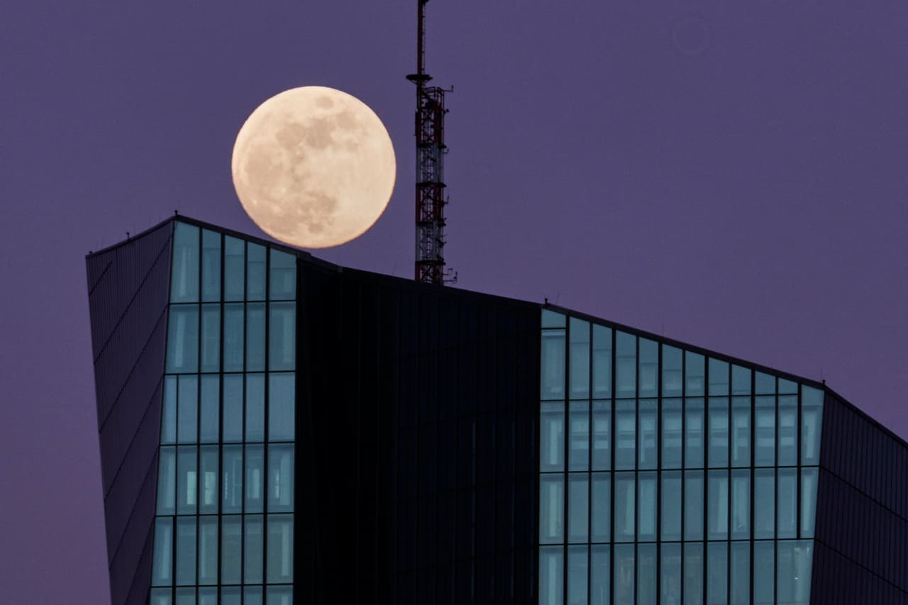 Aunque no se requieren telescopios o binoculares para ver un eclipse lunar total, estos instrumentos pueden mejorar la experiencia al revelar más detalles de la superficie. Así lució detrás del Banco Central Europeo en Frankfurt, Alemania. 
<br>