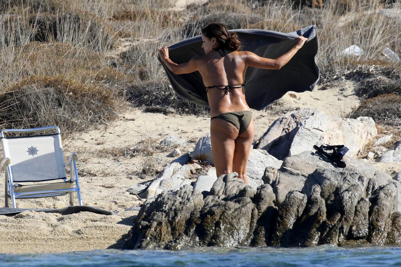 En un tono más serio Longoria ha afirmado que, por el momento, la maternidad no es un tema en la mesa para ella y su esposo: "Ahora mismo no tengo hijos propios, y eso me pone las cosas un poco más fáciles. Sé lo difícil que les resulta a las mujeres que son madres a tiempo completo intentar tenerlo todo." contó a la revista Haute Living.