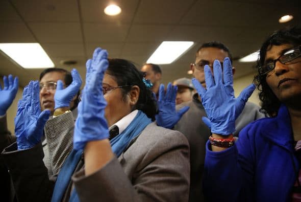 Limpiadores de aviones en aeropuerto neoyorquino, en huelga por temor a ébola.