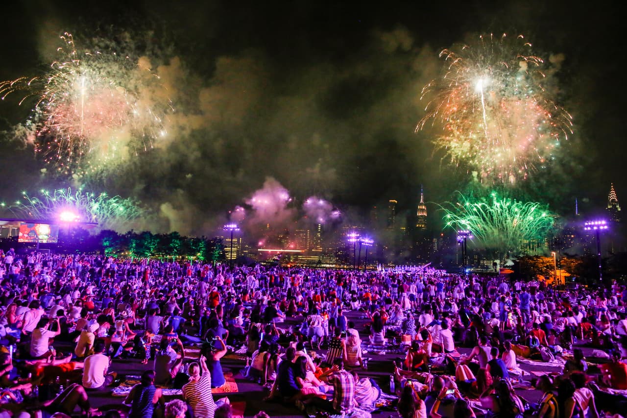 Hermosas formas y figuras se forman en el cielo con los fuegos artificiales.