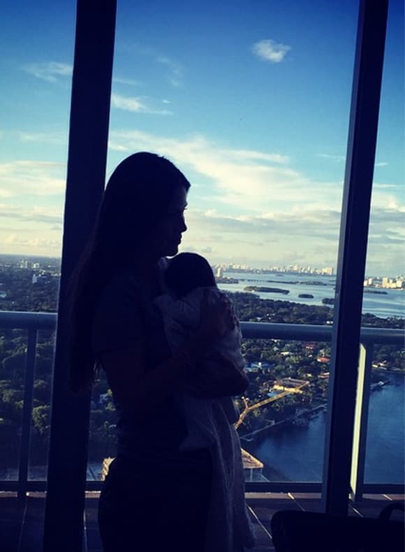 Ana no deja de abrazar a su bebé desde que llegó, pues para ella es lo mejor de este mundo.