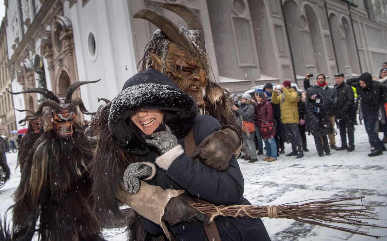 Por esto mismo, la leyenda del Krampus era más que servicial para los padres de familia, como un "boogeyman" o "coco" de la antigüedad, ya que era lo suficientemente tenebrosa para lograr atemorizar y calmar a los niños más traviesos y revoltosos. Mejor pórtate bien para que llegue Santa...