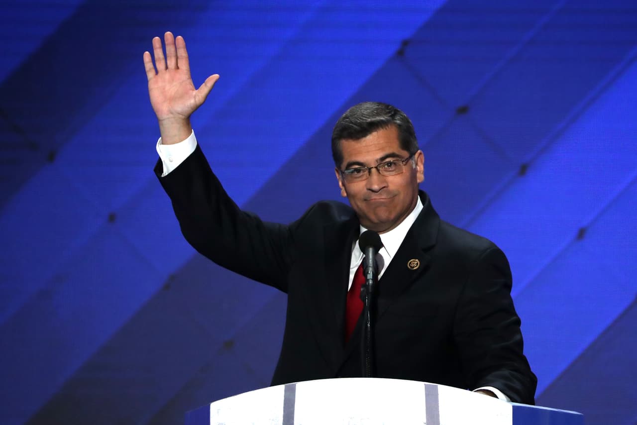 <b>4- <a href="http://www.univision.com/noticias/reglas-de-inmigracion/xavier-becerra-asegura-que-la-policia-de-california-no-perseguira-inmigrantes-aunque-quiera-el-nuevo-presidente" target="_blank">Xavier Becerra</a>.</b> Fue congresista demócrata por California por muchos años, pero en enero de 2017 se convirtió en el 
<a href="http://www.univision.com/los-angeles/kmex/noticias/politica/xavier-becerra-ya-es-el-primer-fiscal-general-latino-de-california">primer fiscal latino del estado</a>. Desde que tomó posesión y ante la amenaza y órdenes ejecutivas del gobierno para arrinconar o cortar recursos a ciudades santuarios, Becerra aseguró que la policía de su estado no va a colaborar con oficiales de inmigración para perseguir indocumentados.
<br>