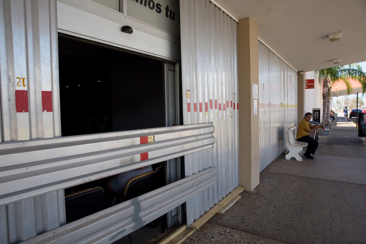 En medio de la emergencia de los hospitales por resolver las fallas de luz y agua, no han retirado las tormenteras que los resguardaron de los feroces vientos del huracán María. En la imagen la puerte de entrada al hospital Buen Samaritano, en Aguadilla.