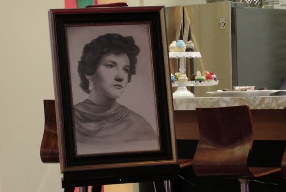 El bello retrato a lápiz de la mami de Erika nos dejó ver el gran parecido de ambas mujeres.