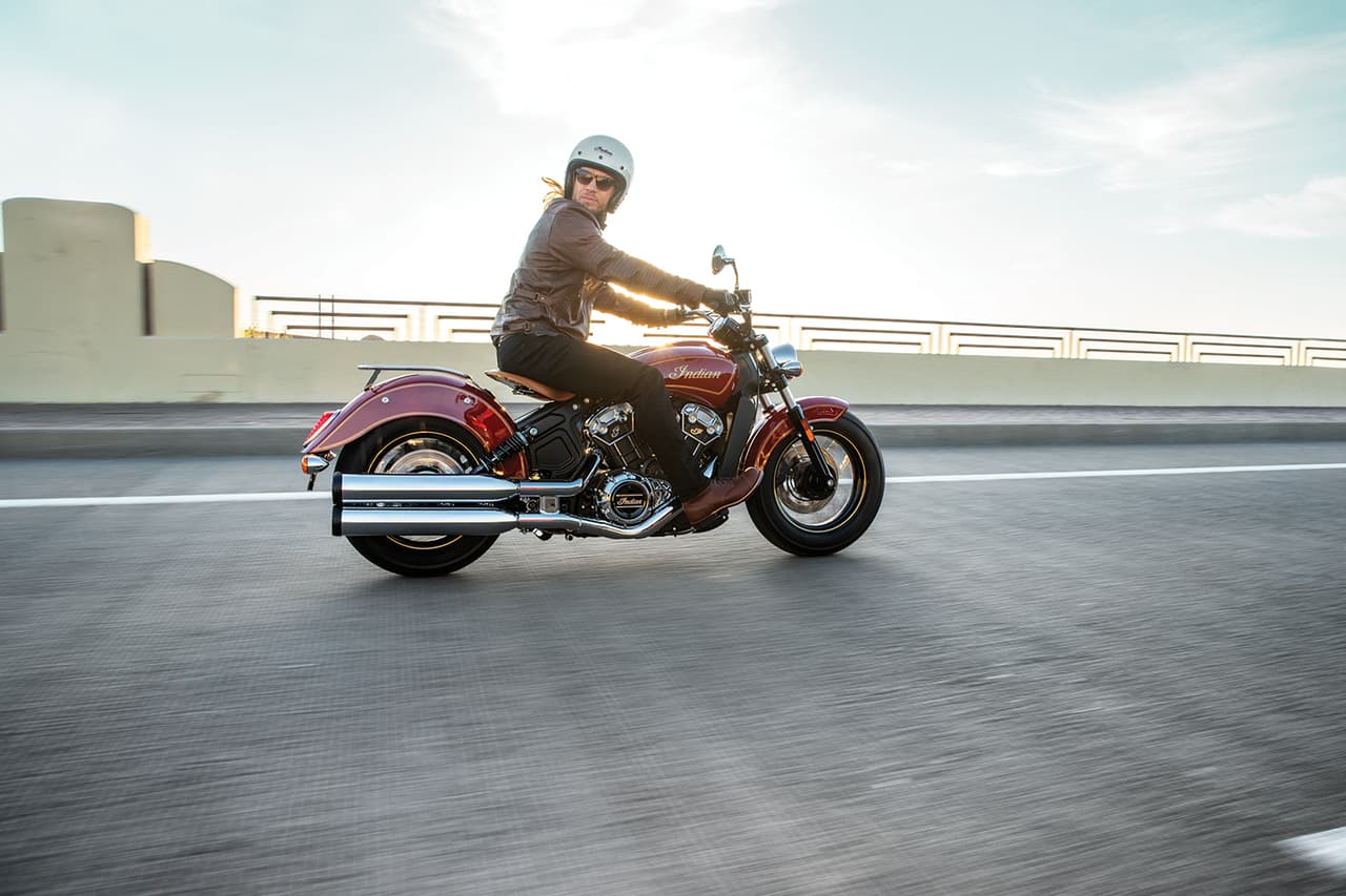 La transmisión es una manual de 6 velocidades que transfiere la potencia a la reda posterior, la cual esta forrada con neumáticos Pirelli Night Dragon de 16”.