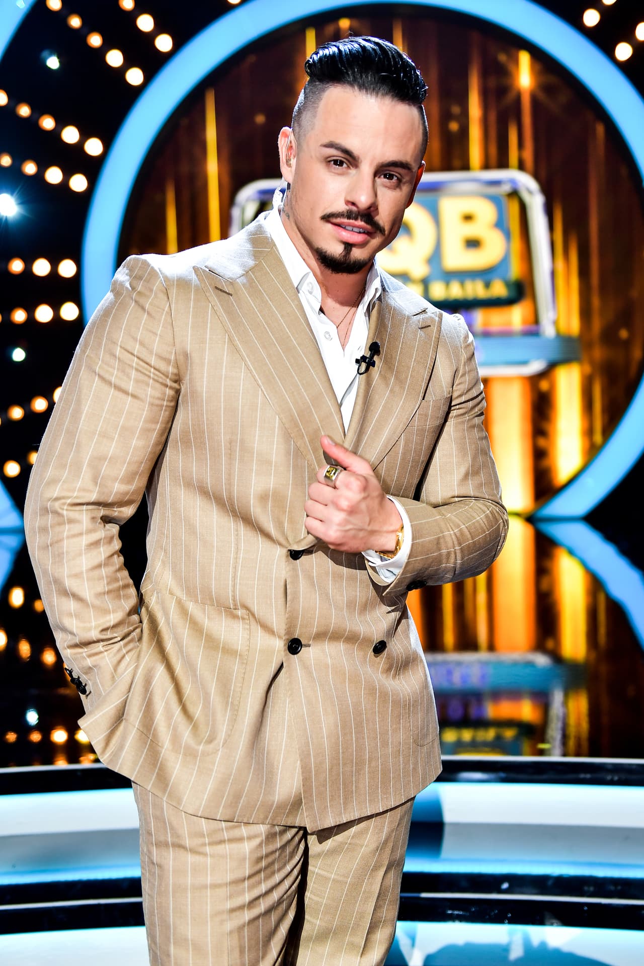 Casper Smart regresó al estudio después de varias semanas dando sus calificaciones a distancia. El juez conquistó las cámaras con un conjunto en color beige a rayas.