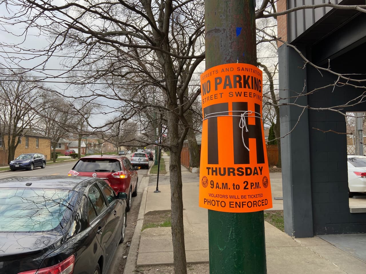 La ciudad de Chicago recuerda que a partir de mañana jueves 1 de abril comienza la temporada de limpieza de calles residenciales. Los vecinos son avisados con carteles como este, amarrados a postes y árboles. Puede revisar el mapa 
<a href="https://www.chicago.gov/city/en/depts/streets/iframe/sweeper_tracker.html" target="_blank">aquí</a>.