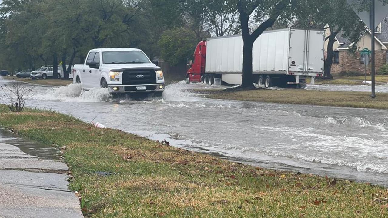 Si una calle se ve visiblemente inundada, algo que sucede en muchas carreteras de Houston, busque una vía alterna.