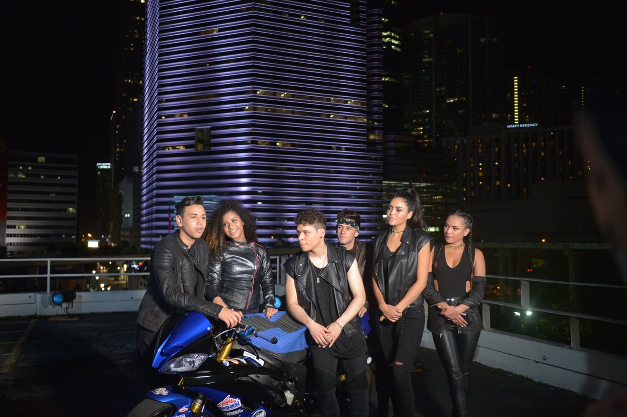 Jorge, Kevin, Garmandy, Aimeé, Megamy y April superaron los obstáculos que se presentaron en los ensayos y en la grabación del videoclip de "Rebelde". El resultado final fue un vídeo con fuerza y mucha pasión.