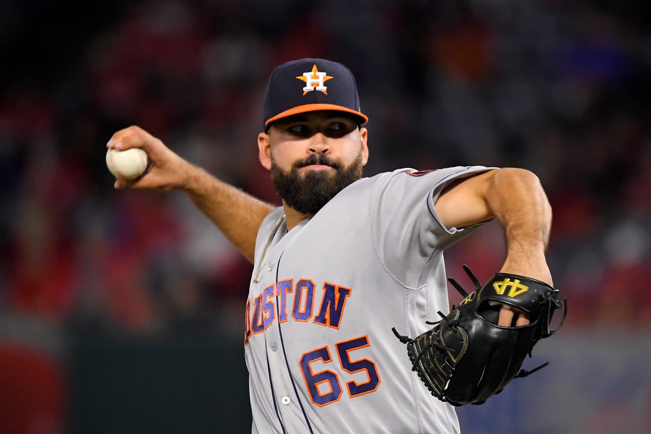 Fue la primera ocasión en la historia en que tres pitchers nacidos en México lanzaron en el mismo juego de postemporada.