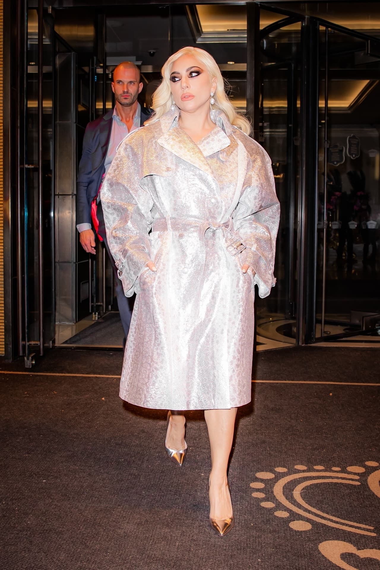 La cantante se encontraba en Nueva York para asistir al programa de The Stephen Colbert Show, donde platicaría de la película 'House of Gucci'.