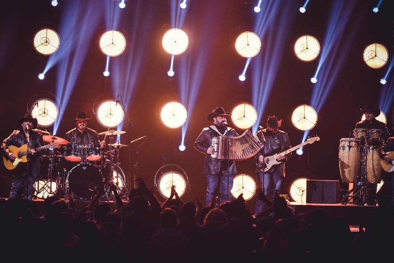 Grupo
<a href="https://www.univision.com/especiales/premio-lo-nuestro/banda-intocable-emociono-a-los-asistentes-a-premio-lo-nuestro-con-su-cancion-te-perdono-video"><b>Intocable</b></a> también cimbró el escenario y eligieron la balada 'Te perdono'.