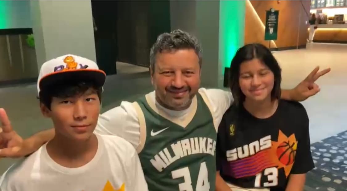Una familia dividida por el amor a su equipo, los hijos son aficionados a los Phoenix Suns y el padre a los Bucks -Milwaukee.