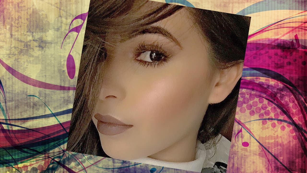 Lo único que sabemos de esta chica es que se llama Cristina Bernal, tiene más de 100 mil seguidores en Instagram y que comparte con Luis su gusto por la naturaleza. Es una chica muy hermosa y bueno, la envidia de todas nosotras. Yeap, we said it!