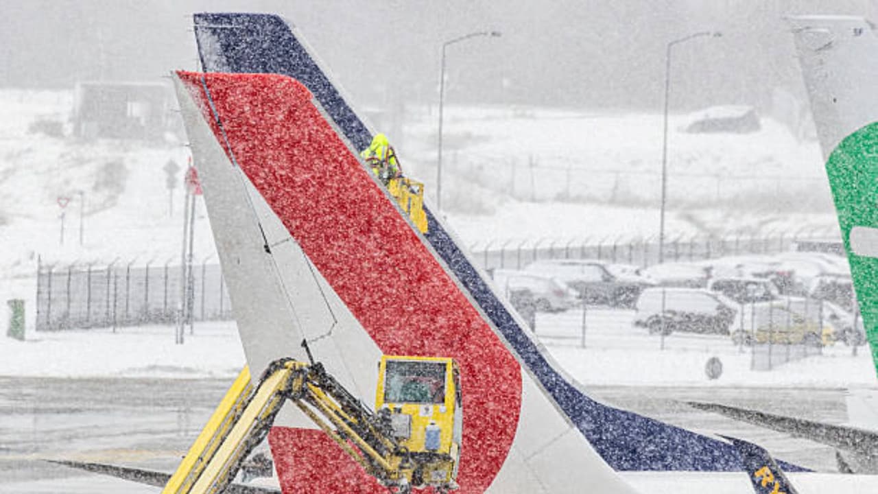 Tormenta invernal genera casi 900 cancelaciones aéreas en el este de EE. UU.