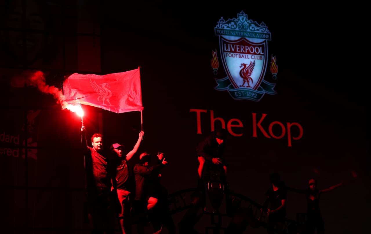 Con mucha euforia y pasión, así celebraron los aficionados del Liverpool su primer título de Premier League, tras romper sequía de 30 años sin ganar el título de Liga en Inglaterra.