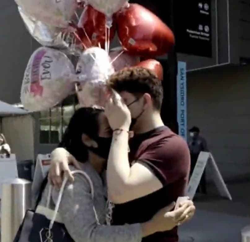 Fueron cuatro años lejos de su hijo, por eso cuando pudo volver a abrazarlo
<b> ni ella ni él pudieron contener las lágrimas</b>, mientras dejaban detrás dolorosos recuerdos. 
<br>