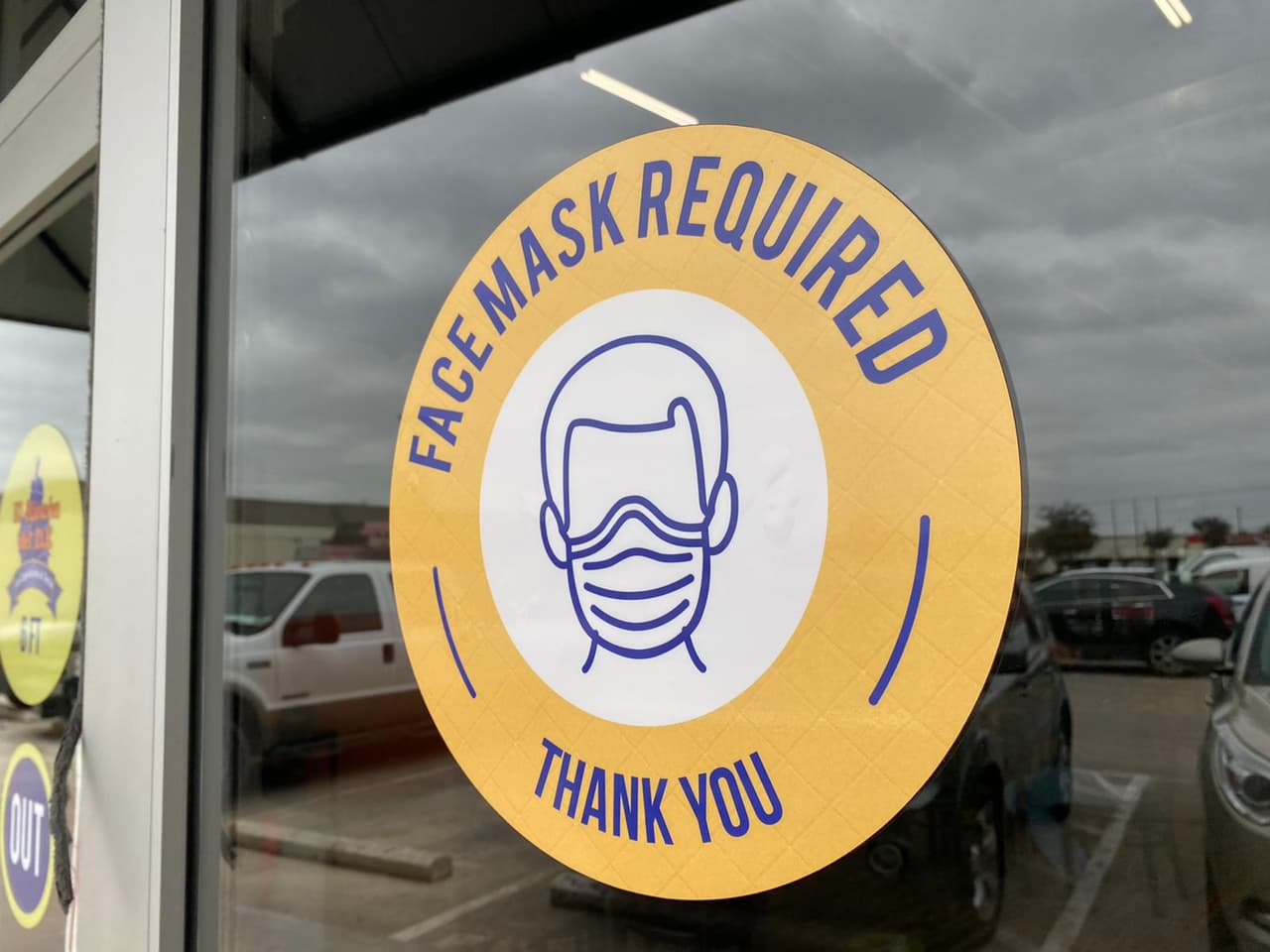 Los dueños de los negocios dijeron que por ahora seguirán requiriendo el uso de cubre bocas en el lugar.
<br>