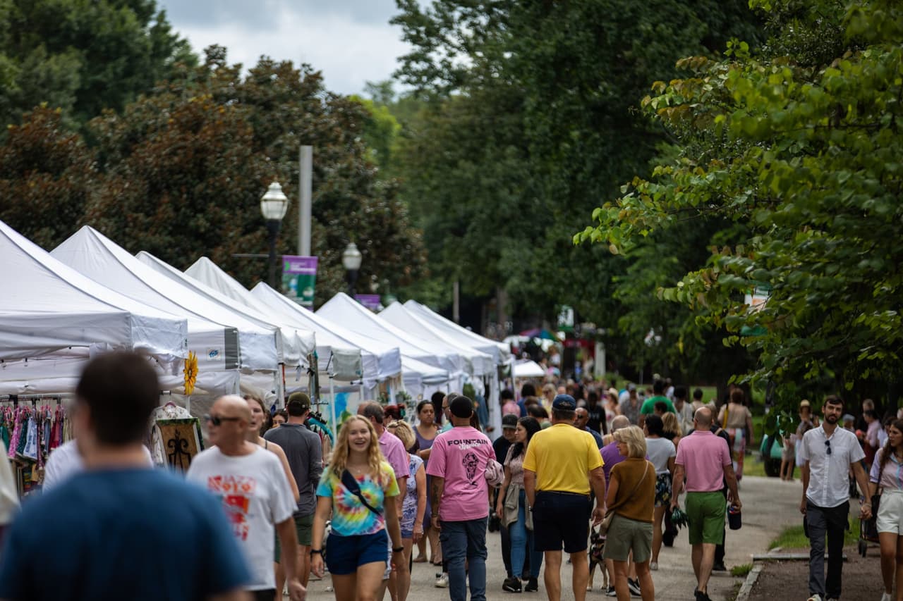 <b>Piedmont Park Summer Arts Festival</b>
<br>
<b>Fecha</b>: 19 y 20 de agosto 
<br>
<b>Lugar</b>: Piedmont Park. 1071 Piedmont Ave. Atlanta, GA. 30309
<br>
<b>Sitio web</b>: 
<a href="http://piedmontparkartsfestival.com/">http://piedmontparkartsfestival.com/</a> 
<br>
<br>El Festival de Arte de Verano de Piedmont Park es un evento al aire libre de 2 días con énfasis en las artes visuales y la diversión familiar.