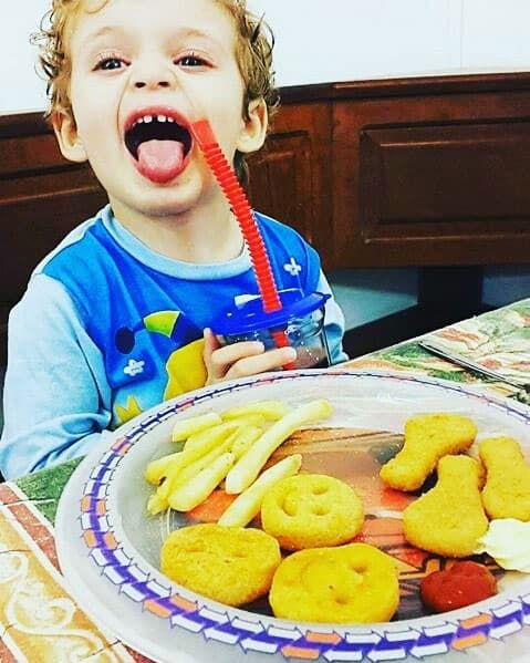 Además tiene un gran carisma, pues le encanta hacer divertidas muecas.