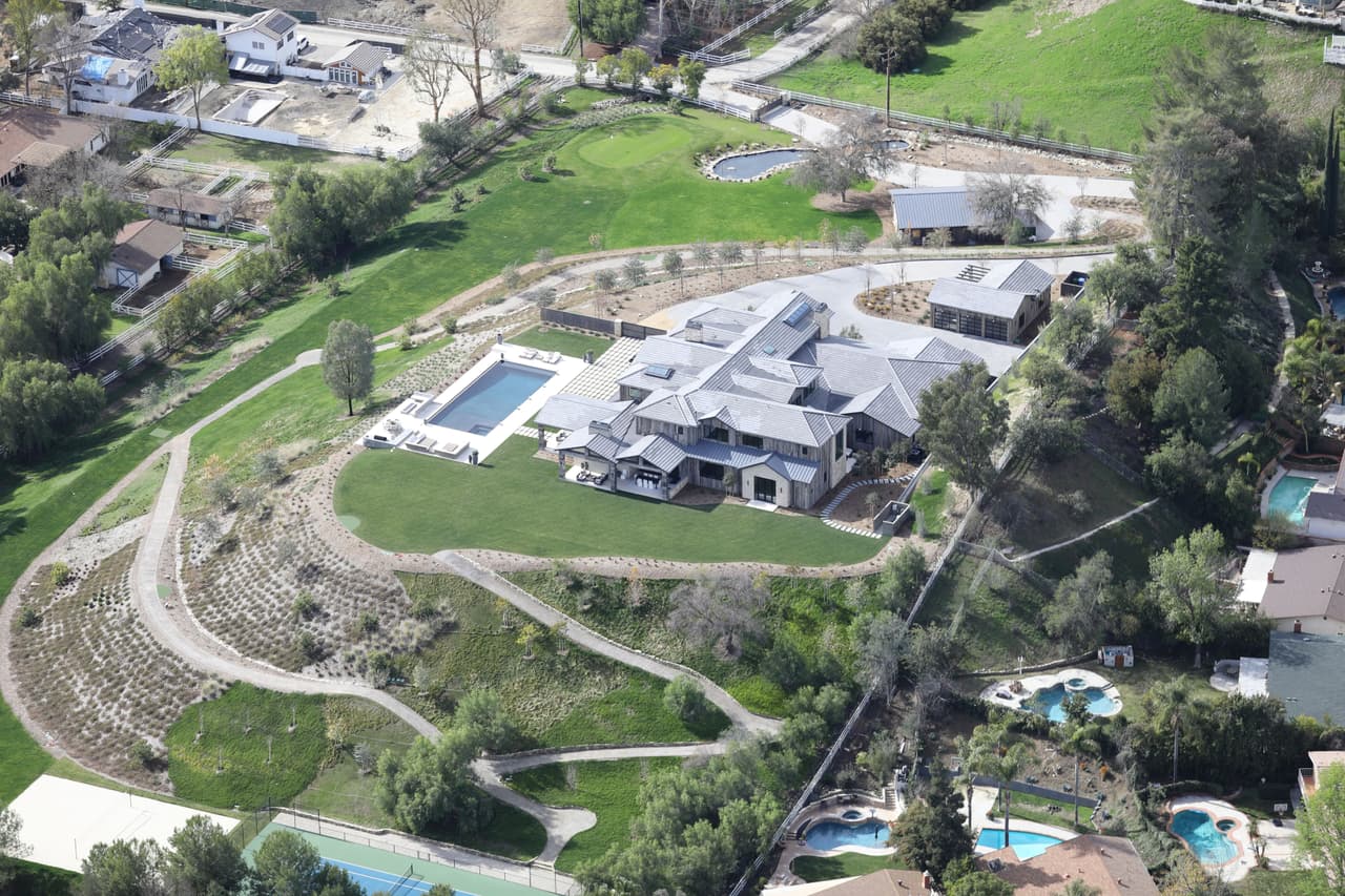 En agosto, adquirió su segunda mansión, ubicada justo al lado de la primera por 3.9 millones de dólares.
<br>