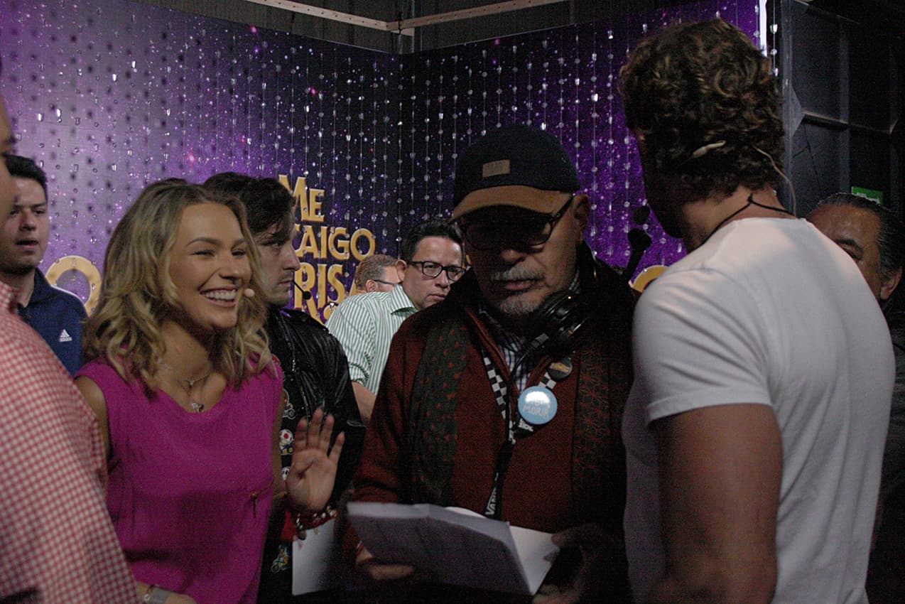 Detrás del escenario inclinado captamos a Irina Baeva quien no podía con la risa al ver a sus compañeros luchar por no caerse; a su lado, su novio Gabriel Soto le preguntaba si estaba segura de participar, ya que él no pudo hacerlo porque salió corriendo a las grabaciones de Mi Marido Tiene Más Familia.