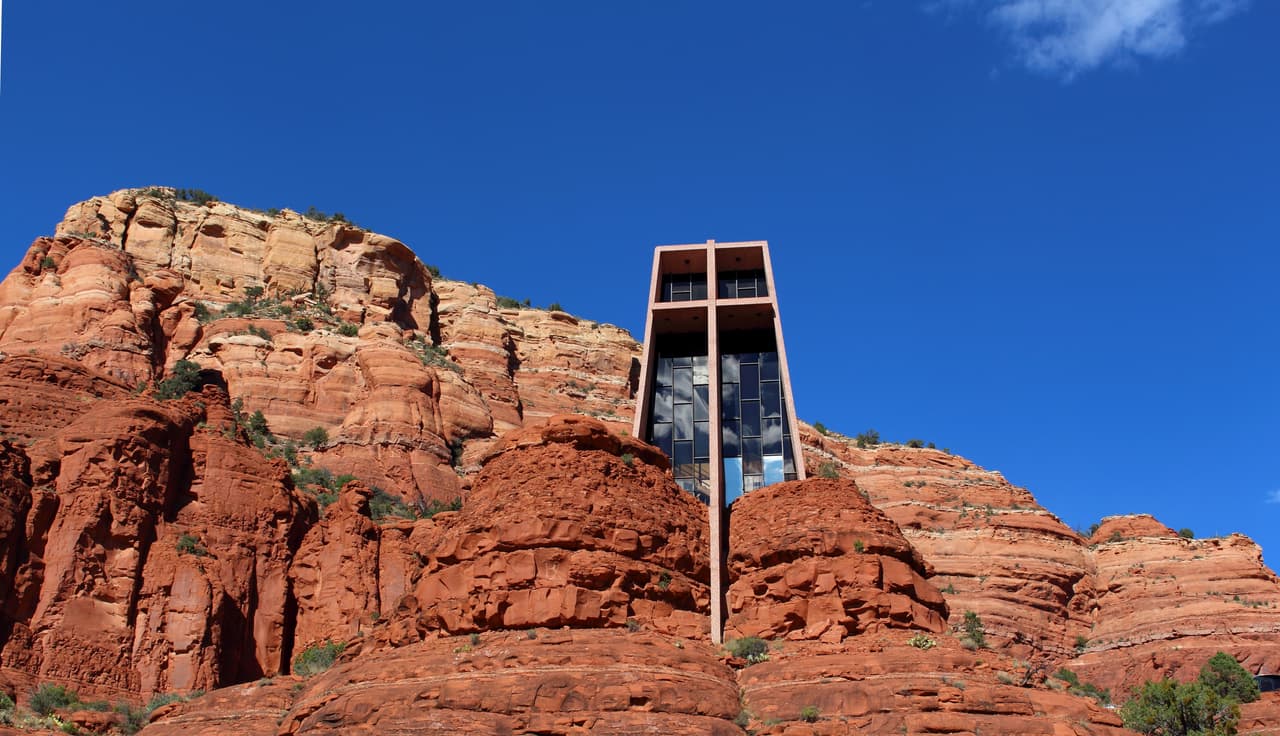 <b>Capilla de la Santa Cruz, Sedona. </b>Esta impresionante estructura surge como una más de las colinas de piedra arenisca del desierto de Arizona. Es una maravilla arquitectónica, una atracción imperdible en la carretera y un lugar de peregrinaje religioso. La emblemática capilla católica es para muchos una de las iglesias más hermosas de Estados Unidos.