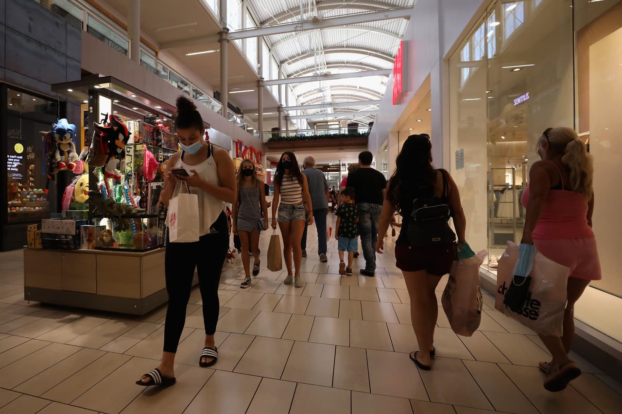 De acuerdo con el Departamento de Salud de Arizona (ADHS, por sus siglas en inglés), se han administrado 6,590,483 dosis de vacunas en el estado. Hasta la fecha 3,186,689 de arizonenses están completamente vacunados.