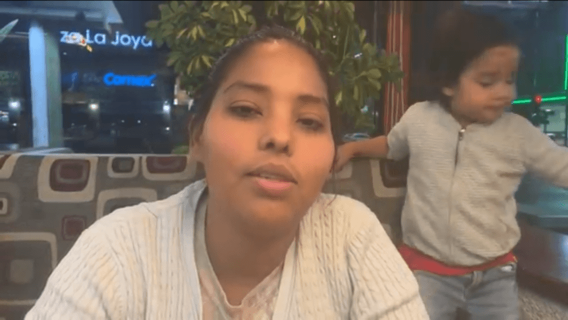 La hondureña Karen Martínez relató en un video que un militar mexicano amenazó con matarla mientras revisaba el albergue donde ella se encuentra.