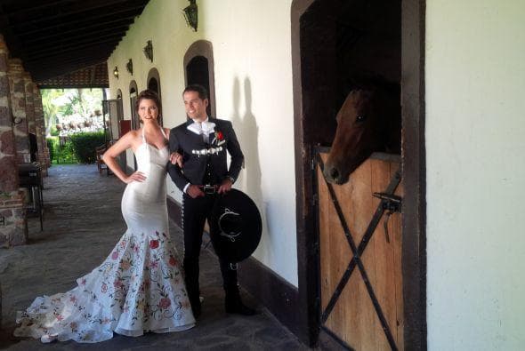 Efectivamente todos quedaron asombrados de lo linda que se veía con el vestido blanco nacarado, entallado y con detalles florales que reflejaban la esencia de México.