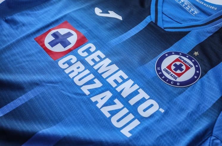 Cruz Azul se lució con esta playera, pues hace un guiño a su campeonato colocando su estrella arriba del escudo.