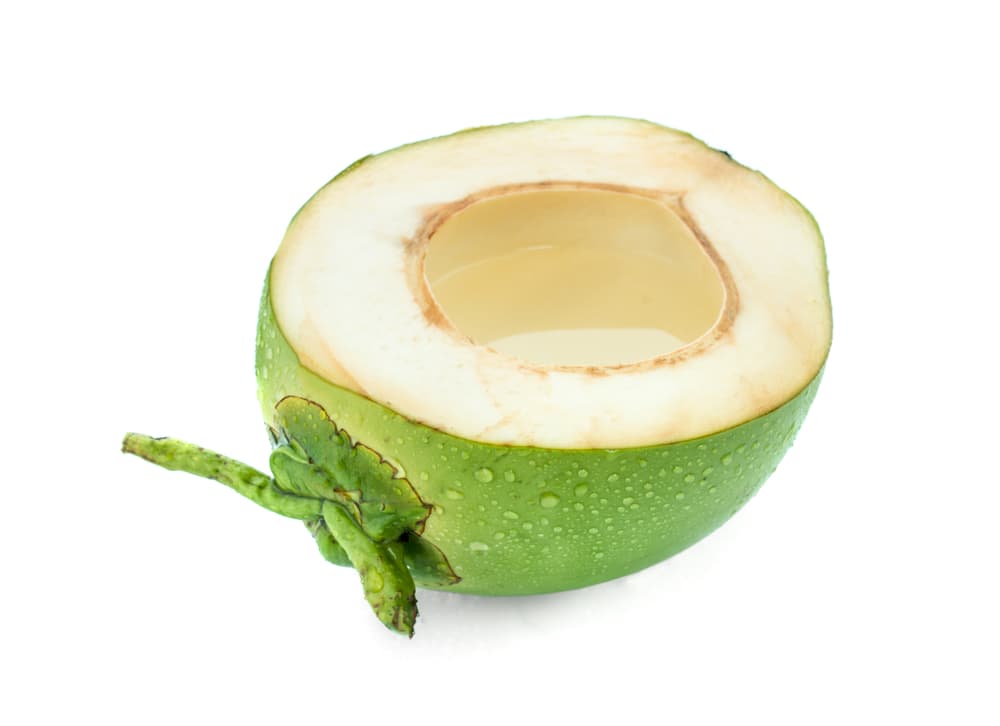 Necesitarás un recipiente o botecito donde deposites el agua de un coco. Si quieres dejarlo en el mismo coco natural, está bien.