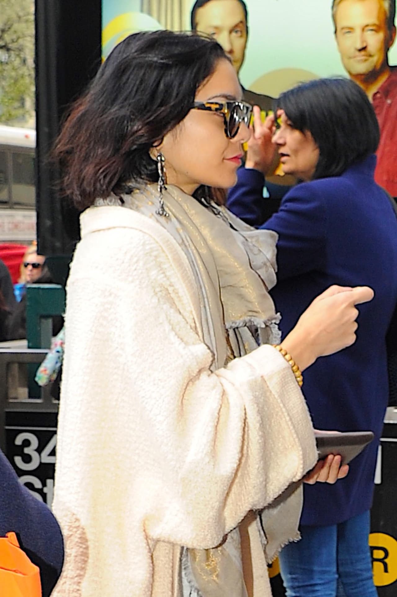 ‘Coats’. Los abrigos con este tipo de mangas serán un ‘must’ este invierno. Con detalles únicos y sutiles, vienen en los más diversos ‘prints’ y colores. Puedes combinarlos con una falda de corte irregular, para lograr un ‘outfit’ original, totalmente a la moda.