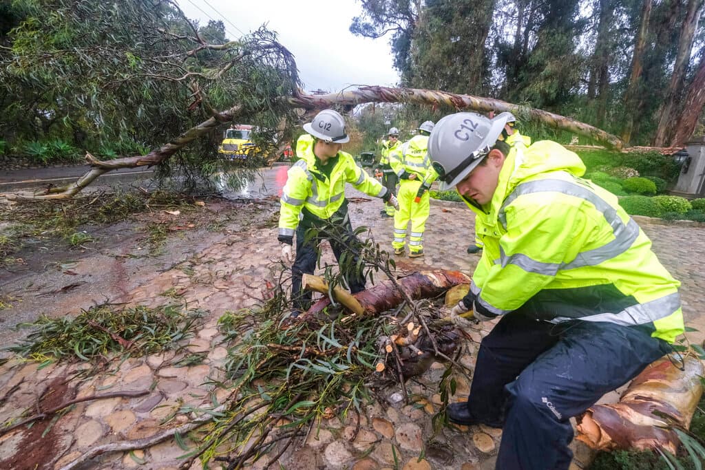 La tormenta que comenzó el lunes descargó más de un pie y medio (45 cm) de lluvia en las montañas del sur de California y enterró las estaciones de esquí en la Sierra Nevada bajo más de 5 pies (1.5 metros) de nieve. La previsión del Servicio Nacional Meteorológico señala que el sistema de tormentas se ha movido hacia el interior pero que un enorme ciclón que gira muy cerca de la costa oeste traerá la siguiente ronda de fuertes precipitaciones y vientos racheados al norte del estado.
<br>
<br>La fotografía muestra a bomberos limpiando una vía en Montecito.