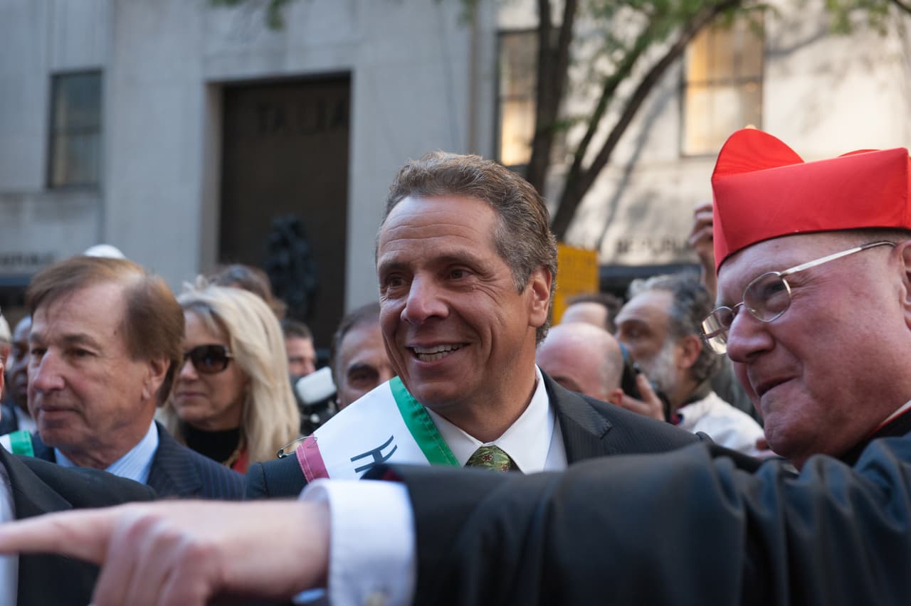 El gobernador de Nueva York, Andrew Cuomo recibió un efusivo saludo del cardenal Timothy Dolan.