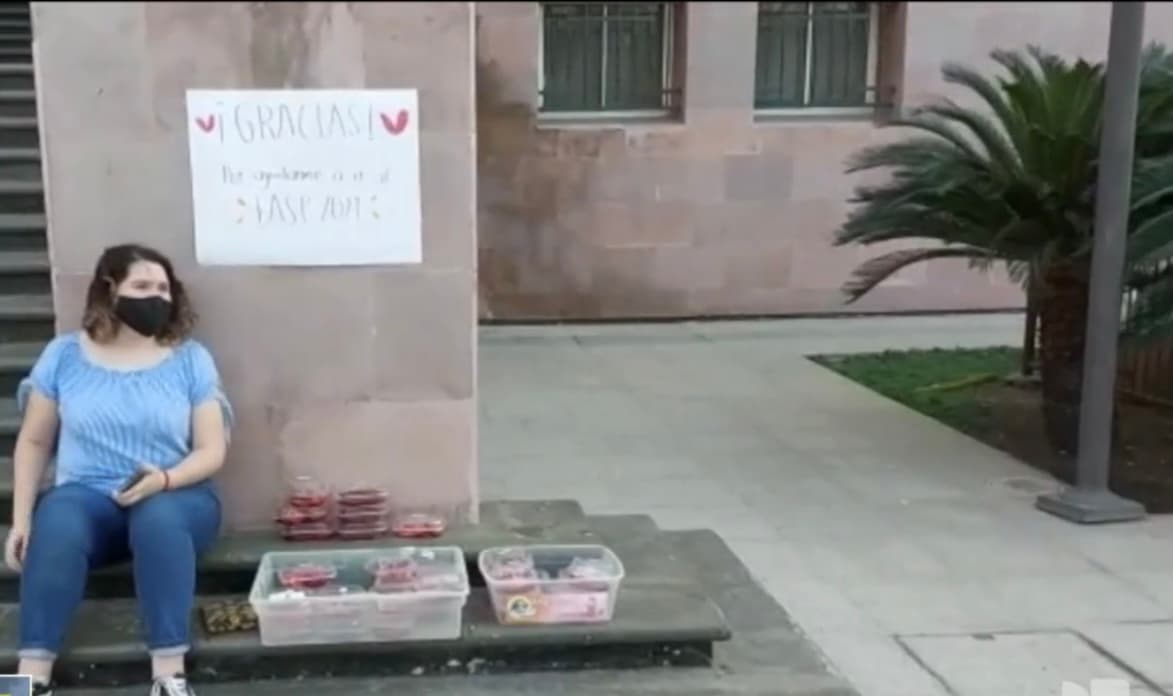 Lejos de que el monto necesario para viajar hasta Estados Unidos la desanime, Ana Laura ha tomado las riendas de la situación y decidió vender dulces en la calle para alcanzar a juntar el dinero que hace falta
<b> para cumplir con todas sus metas</b>, tal como lo ha hecho toda su vida, y seguir demostrando que es capaz de competir intelectualmente a nivel mundial.
<br>
<br>