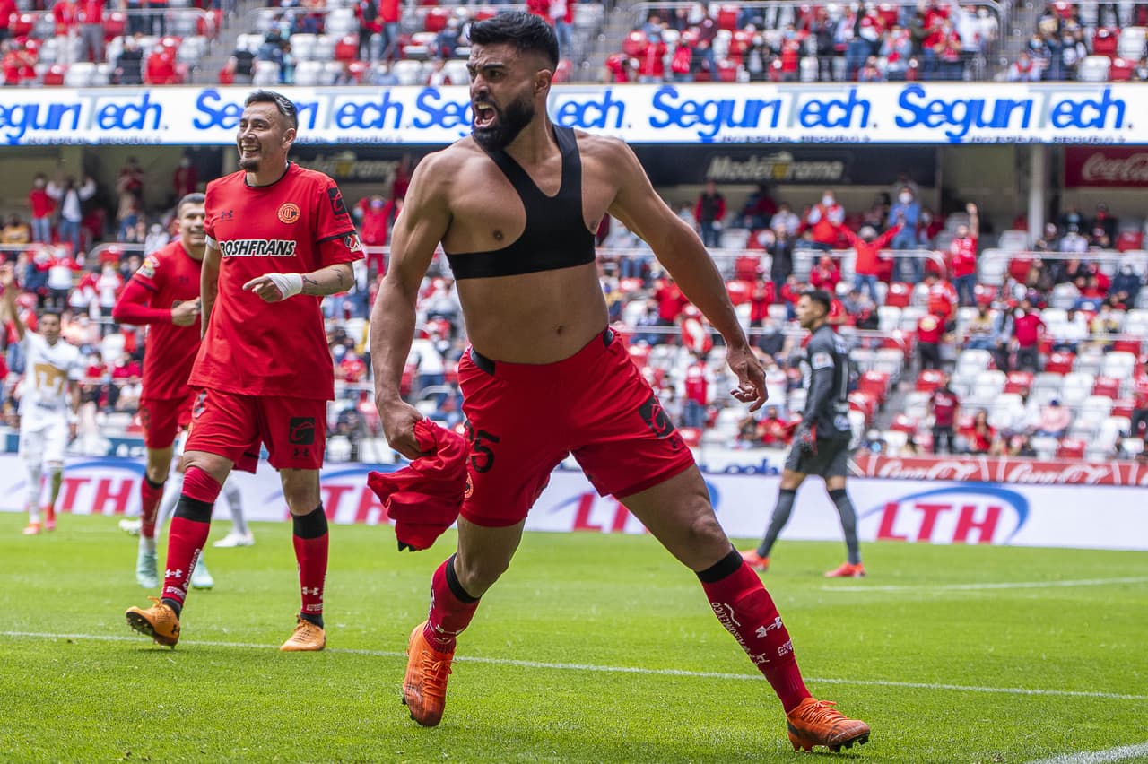 Toluca se impone en su casa 2-1 ante los Pumas de la UNAM, durante las séptima fecha del torneo de Apertura 2021 de la Liga MX. Juan Ignacio Dinneno abrió el marcador al minuto 8' tras cobrar un penal, sin embargo, los 'Diablos Rojos' remontaron con anotaciones de Rubens Sambueza (19') y Alexis Canelo (70').