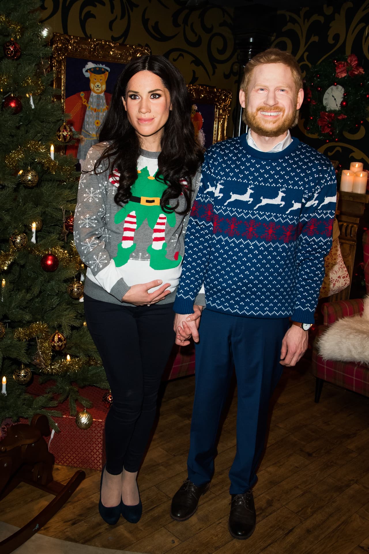 En la vida real, los duques de Sussex dan muestras de su buen gusto al vestir, pero sus intérpretes en el museo Madame Tussauds han hecho todo lo contrario, presumiendo estos 'ugly sweaters'.