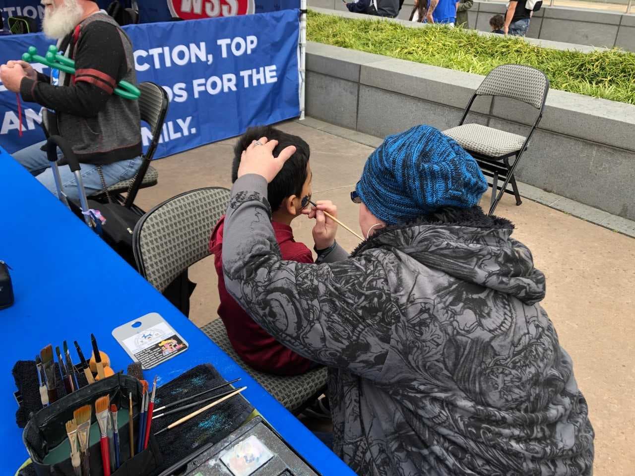 Los chicos pudieron dibujarse la cara y muchos de ellos escogieron el logo de los Mavs.