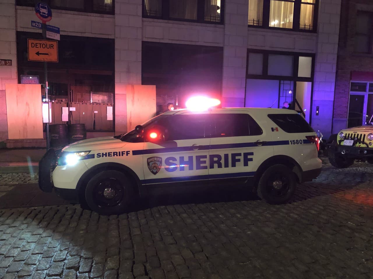 Los agentes intentaron dispersar al grupo, y fue entonces cuando se encontraron con personas que se enfurecieron y se negaron a abandonar el lugar.