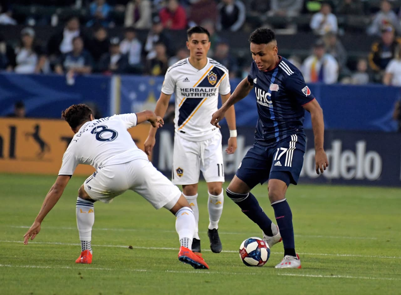 Entre tanto, Jonathan dos Santos (izquierda) jugó todo el partido, pero le costó trabajo marcar la diferencia para LA Galaxy.