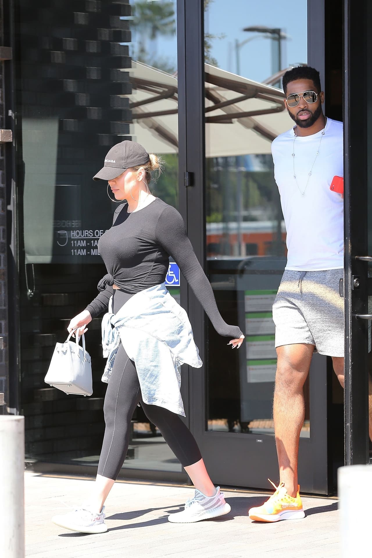 Según Miller, los astros revelan que "
<b>realmente están hechos el uno para el otro</b>". La tercera del clan Kardashian nació el
<b>27 de junio</b>, por lo que su signo es Cáncer, mientras que Thompson es Piscis.