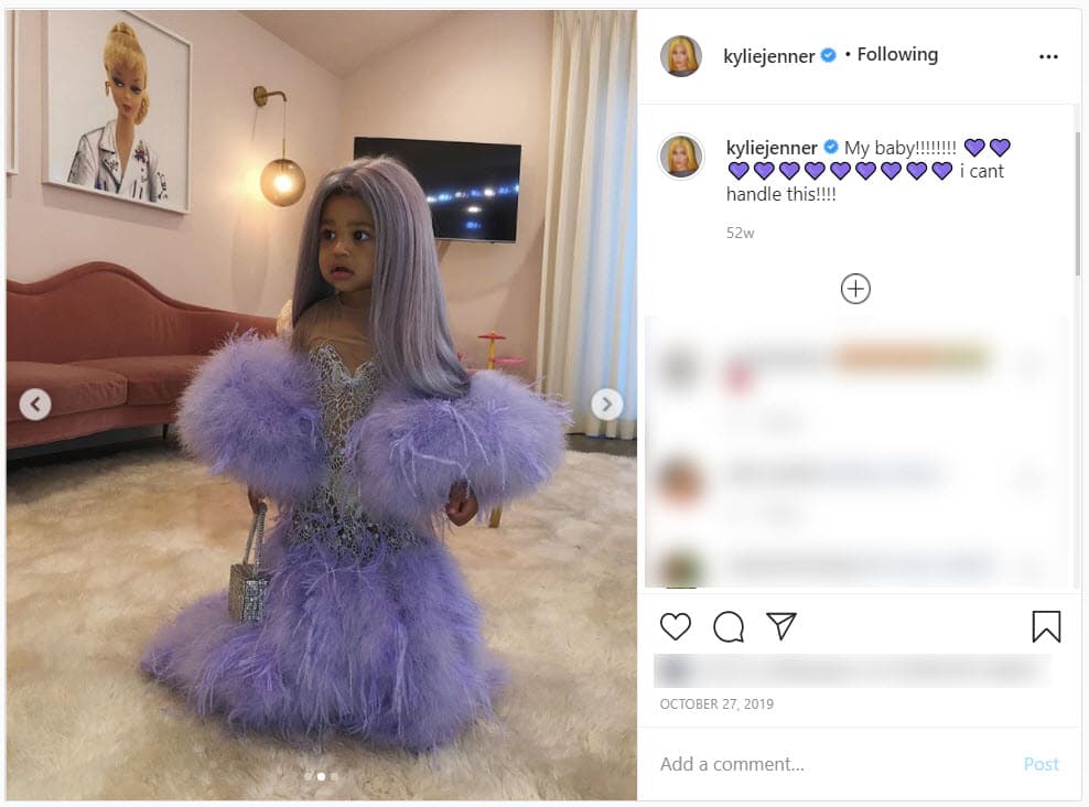 Pero no han sido los únicos que eligieron ese disfraz, 
<b>Stormi</b>, la hija de Kylie, también tiene su atuendo morado.
<br>