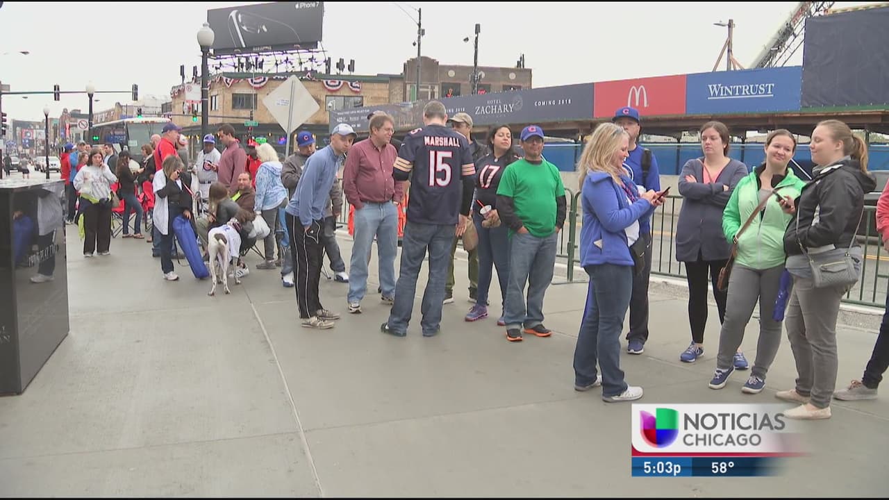 Aficionados esperan largas horas para conseguir boletos para los Cubs