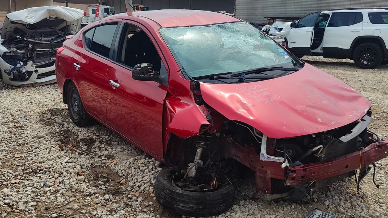 Así quedó el Nissan Versa de Daniel Oquendo.