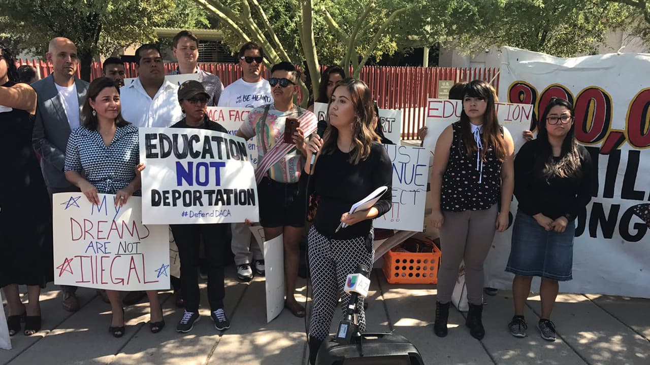 Dreamers y activistas se plantan frente a oficina de ICE en Phoenix para pedir que no eliminen DACA